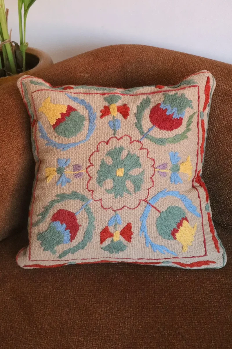 Coussin Suzani Fait-Main Gris Clair Motifs Brodés Colorés