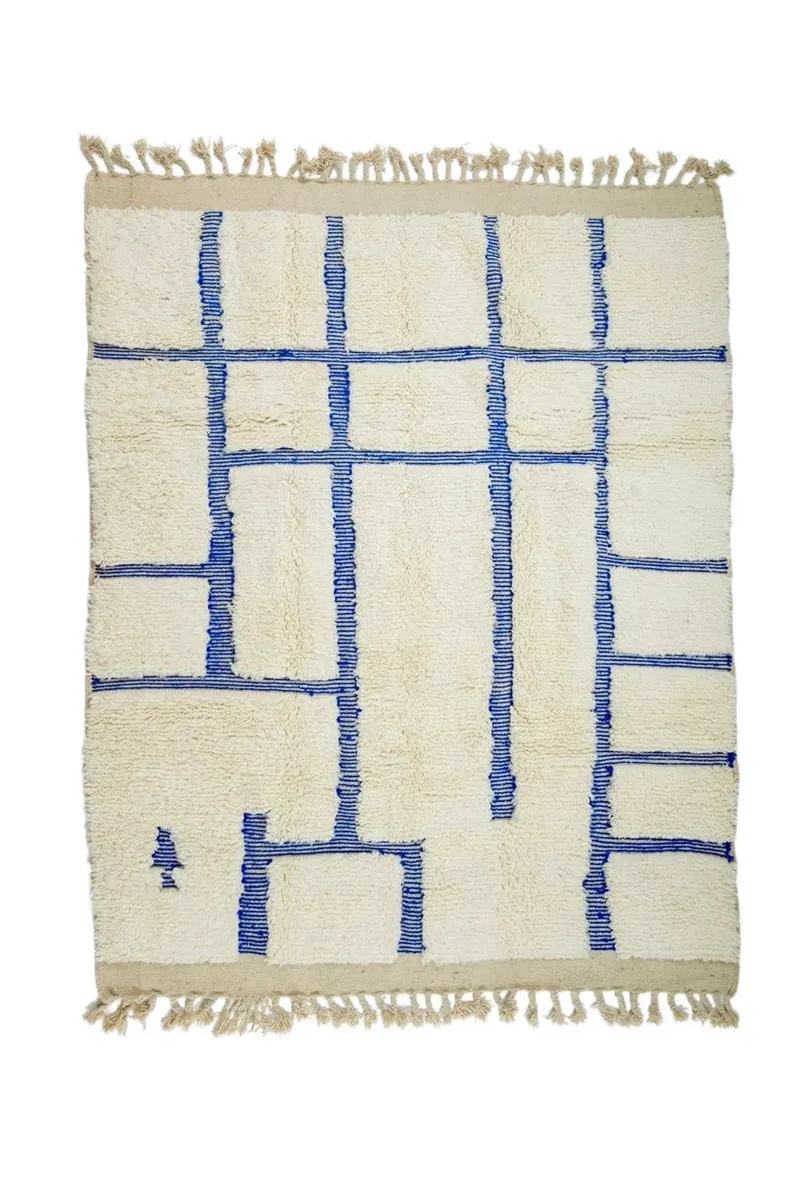 Tapis Berbère Béni Ouarain Blanc à Motifs Linéaires Creusés Bleu Klein - 270 x 217 cm