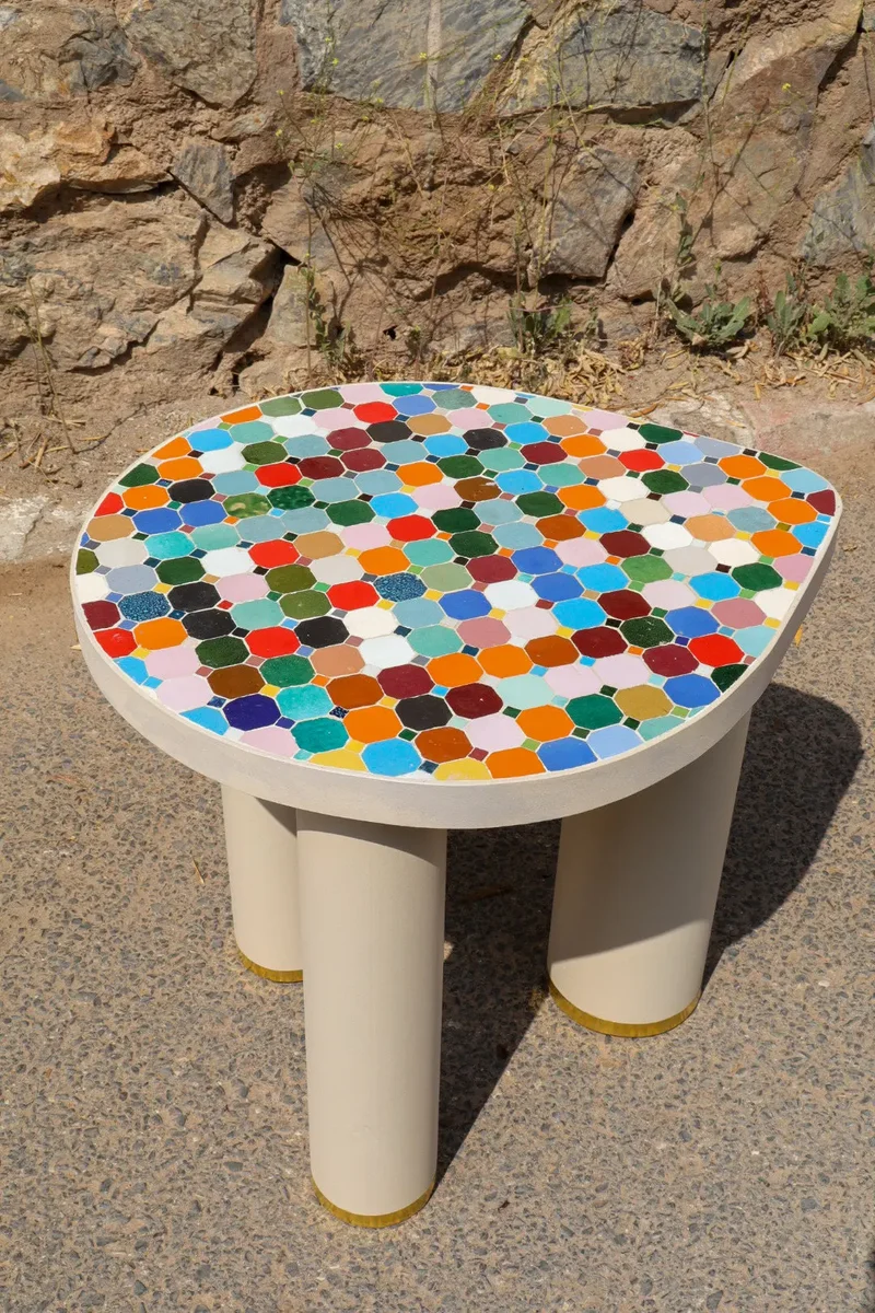 Table d’Appoint en Zellige Design Multicolore Pieds Tubulaires Finition Laiton OASIS- 57 x 50 x 50 cm