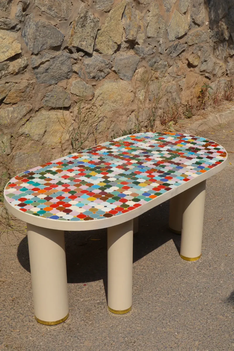 Table Basse en Zellige Design Multicolore Pieds Tubulaires Finition Laiton - 120 x 60 x 50 cm