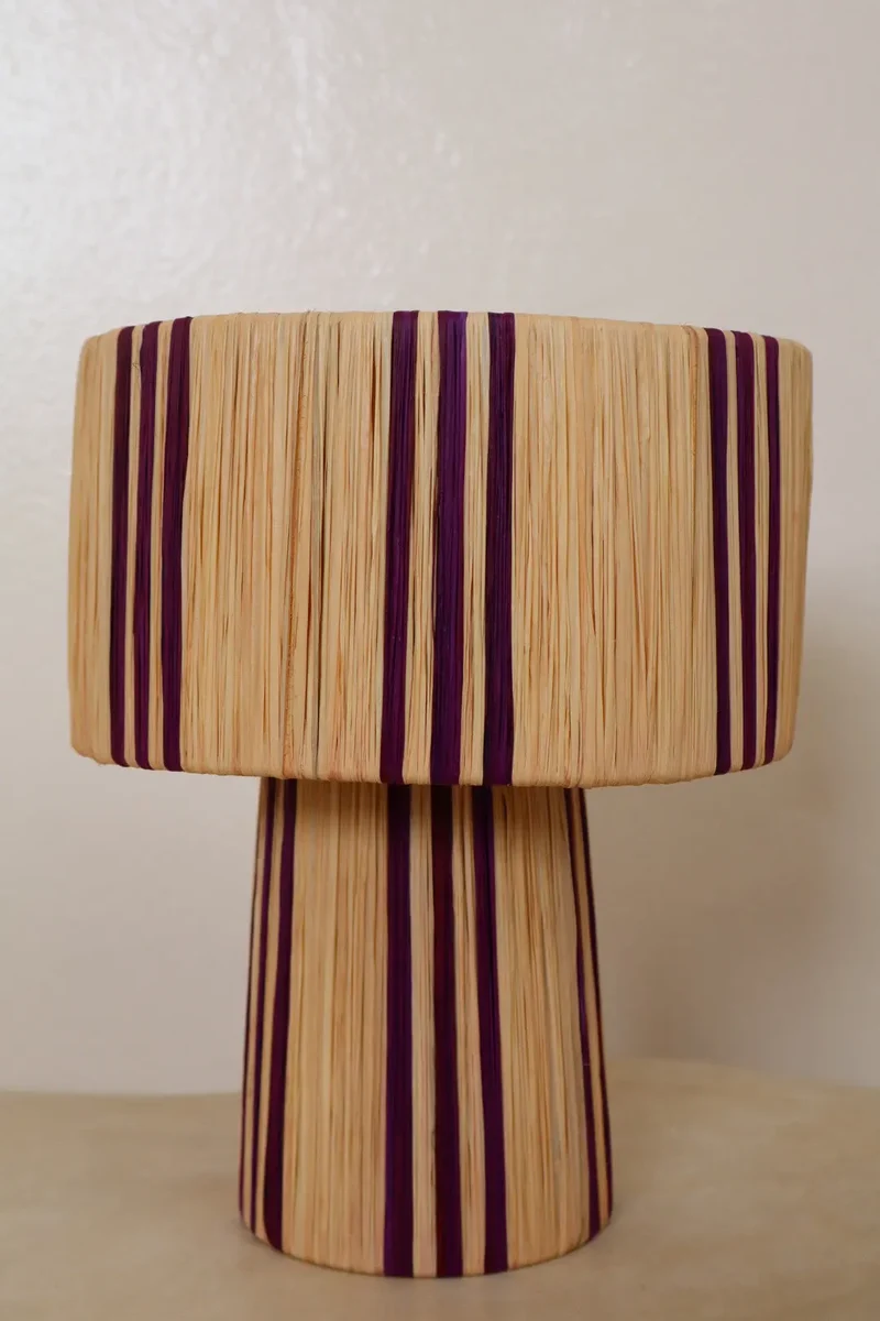 Lampe à poser en Raphia Rayée Violet et Naturel - « LUZ »