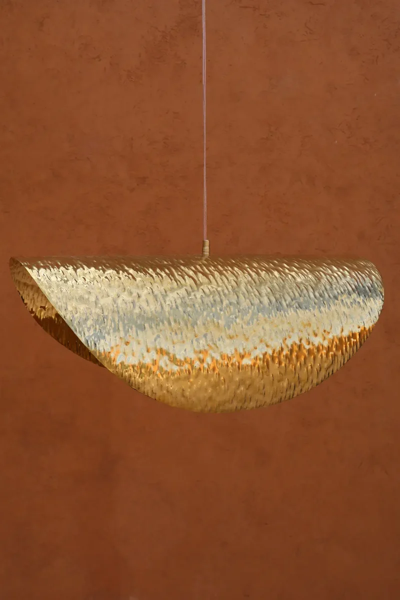 Suspension en Laiton Doré Martelé Feuille de Lotus « NOOR » - Martelé